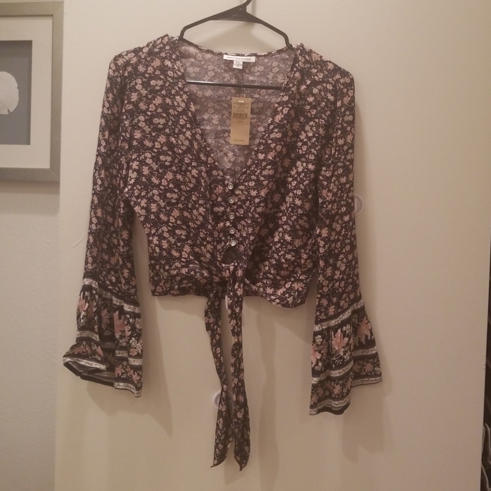 American Eagle-Crop top with tie and flare sleeves